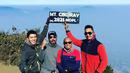 Restu Sinaga bersama kawan di Puncak Gunung Cikuray. (Instagram/ restusinaga)