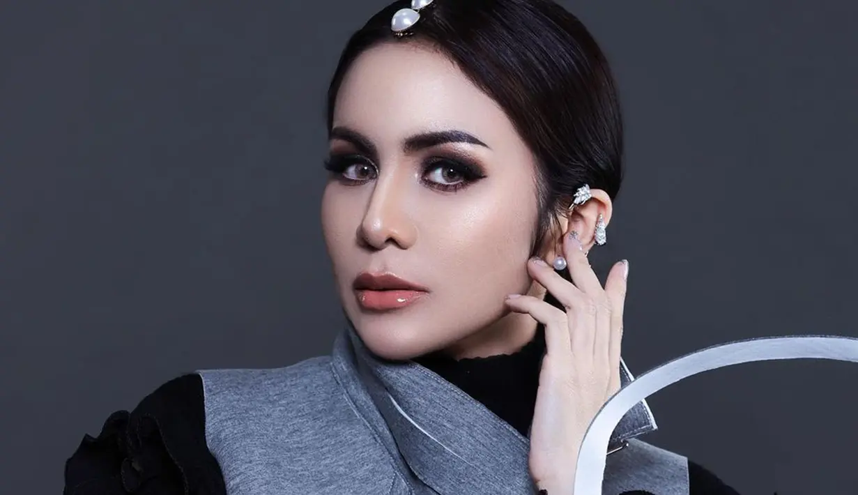 Makeup yang digunakan oleh Momo juga terlihat flawless. Dirinya juga tampil dengan aksesoris minimalis namun membuatnya terlihat elegan. (Liputan6.com/IG/@therealmomogeisha)
