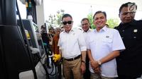 Menteri ESDM, Ignasius Jonan (kiri) mencoba selang pengisian BBM saat meninjau SPBU Vivo di kawasan Cilangkap, Jakarta, Kamis (26/10). SPBU tersebut akan menyalurkan BBM bensin RON 89, 90, dan 92 dengan merk Revvo. (Liputan6.com/Helmi Fithriansyah)