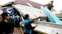 Personel TNI turut membantu menangani rumah terdampak gempa bumi di Tarakan, Kalimantan Utara. (Liputan6.com/Abelda Gunawan)