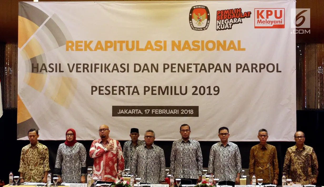 Ketua Komisi Pemilihan Umum Arief Budiman bersama anggotanya menyanyikan lagu Indonesia Raya saat Rekapitulasi Nasional Hasil Verifikasi dan Penetapan Parpol Peserta Pemilu 2019, Jakarta (17/2). (Liputan6.com/JohanTallo)