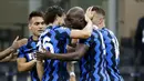 Para pemain Inter Milan merayakan gol yang dicetak oleh Romelu Lukaku ke gawang Borussia Moenchangladbach pada laga Liga Champions di Stadion Giuseppe Meazza, Kamis (22/10/2020). Kedua tim bermain imbang 2-2. (AP/Luca Bruno)