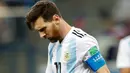 Kapten timnas Argentina, Lionel Messi tertunduk setelah pemain Kroasia Luka Modric mencetak gol pada pertandingan Grup D Piala Dunia 2018 di Nizhy Novgorod Stadium, Jumat (22/6). Kalah 0-3, Argentina kian sulit melaju ke babak gugur. (AP/Pavel Golovkin)