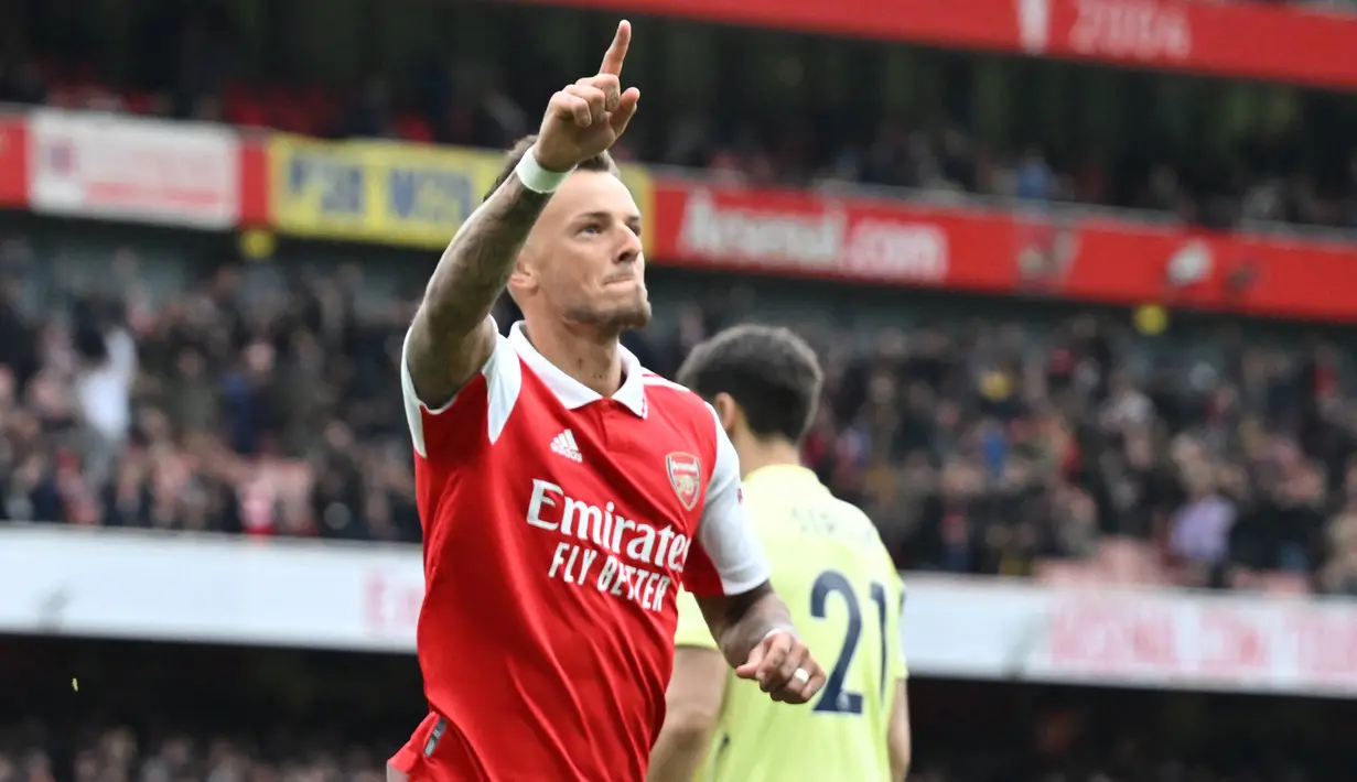 Selebrasi bek Arsenal, Ben White setelah menjebol gawang Leeds United pada laga Liga Inggris 2022/2023 di Emirates Stadium, London (1/4/2023). Ben White didatangkan Arsenal dari Brighton and Hove Albion pada awal musim 2021/2022 dengan nilai transfer 58,5 juta euro atau kini setara Rp959 miliar. Jadi andalan The Gunners, hingga kini ia telah tampil dalam 83 laga di semua ajang dengan torehan 2 gol dan 5 assist. (AFP/Glyn Kirk)