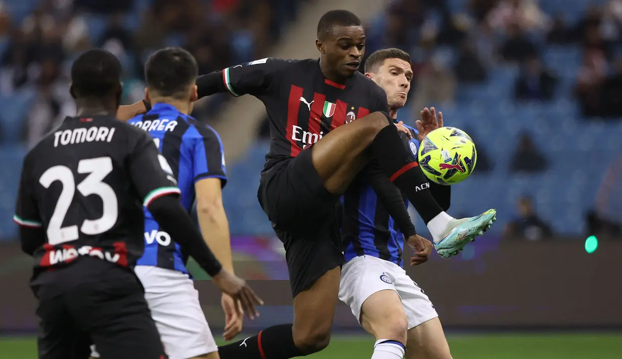 <p>Pemain AC Milan, Pierre Kalulu mengontrol bola saat laga Piala Super Italia 2022/2023 melawan Inter Milan yang berlangsung di Stadion Internasional King Fahd, Riyadh, Arab Saudi, pada Kamis (19/1/2023) dini hari WIB. (AFP/Giuseppe Cacace)</p>