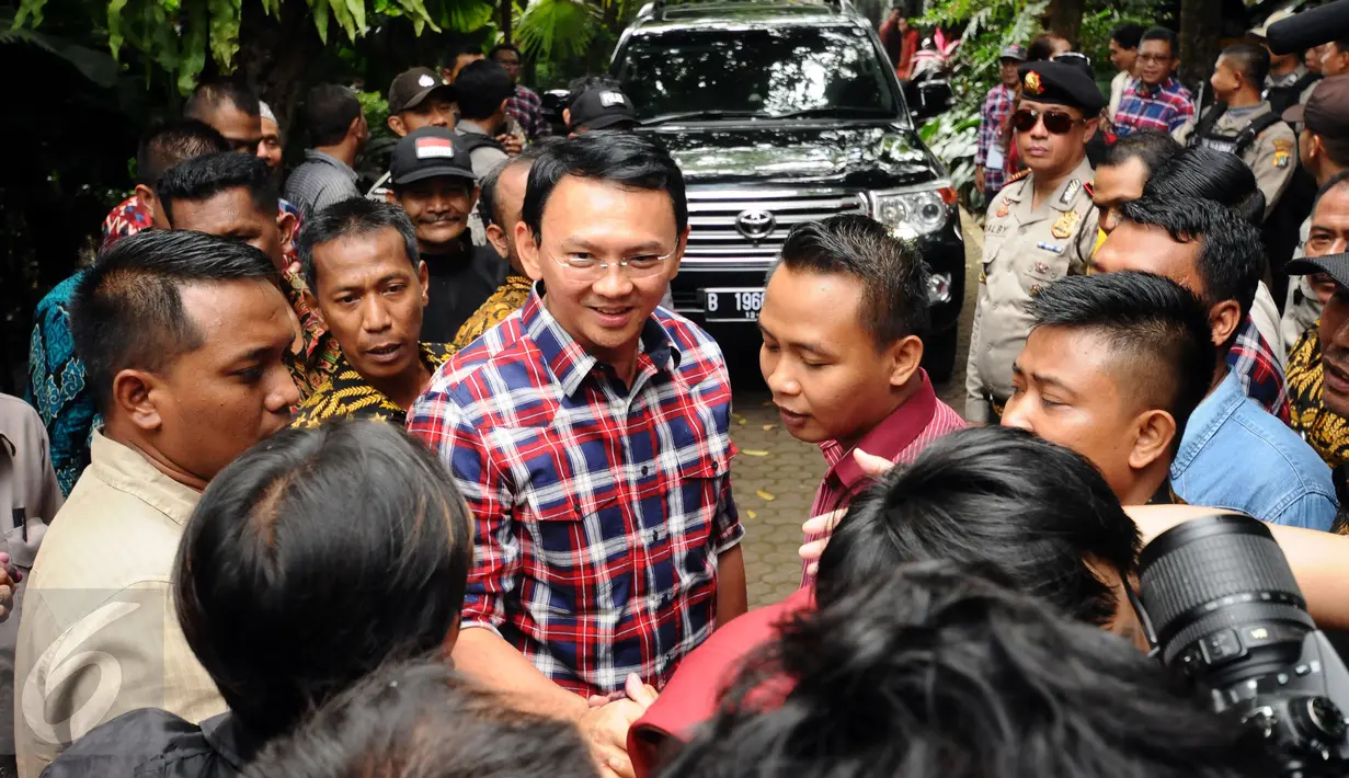 Cagub Petahana, Basuki Tjahaja Purnama (Ahok-tengah) menemui pendukungnya saat meninggalkan kediaman Ketua Umum PDI-P. Megawati Soekarnoputri di Kebagusan, Jakarta, Rabu (15/2). (Liputan6.com/Helmi Fithriansyah)