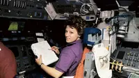 Pada 3 Februari 1995, Eileen Collins merupakan astronot wanita pertama yang mengemudikan pesawat ulang-alik, Discovery. (Dok: NASA)