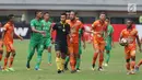Pemain Borneo FC melakukan protes kepada wasit Aprisman Aranda saat laga melawan Bhayangkara FC di lanjutan Liga 1 Indonesia di Stadion Patriot Candrabhaga, Bekasi, Rabu (20/9). Bhayangkara FC unggul 2-1. (Liputan6.com/Helmi Fithriansyah)
