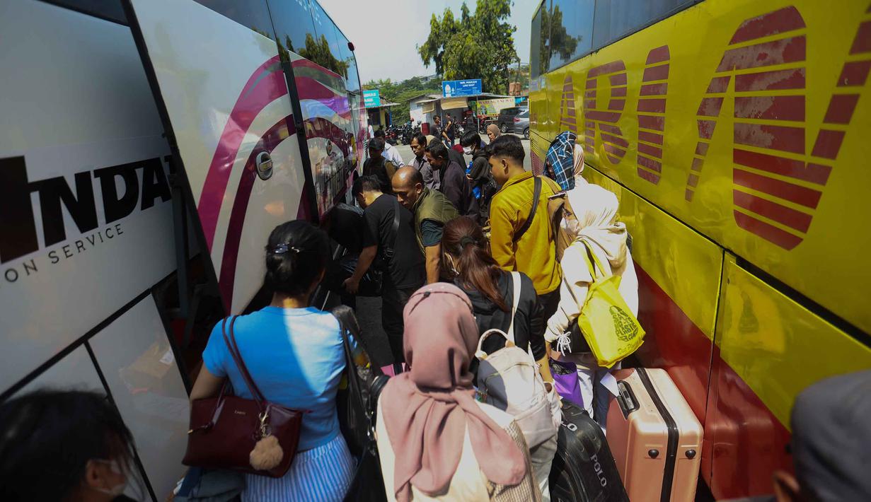 Untuk memberi kenyamanan dan keamanan calon penumpang, pihak pengelola Terminal Antar Kota Antar Provinsi Kampung Rambutan telah menyiagakan armada bus dan melakukan pemeriksaan kelaikan jalan (ramp check) secara rutin.