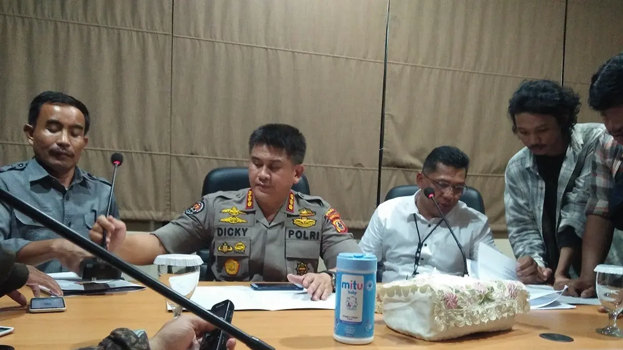 Polisi mencekal salah seorang tersangka kasus dugaan korupsi Madrasah Aliyah Gowa saat hendak kabur ke Jakarta (Liputan6.com/ Eka Hakim)