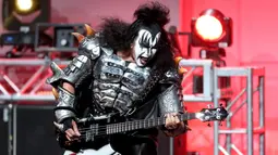 Aksi Vokalis KISS, Gene Simmons saat membawakan lagu 23rd Annual Race to Erase MS Gala di California, USA (15/4). Band asal Amerika ini terbentuk di New York City pada Januari 1973. (AFP PHOTO/Frederick M. Brown)