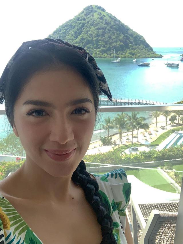 7 Potret Angel Karamoy Liburan ke Labuan Bajo, Berani Berenang di Dalam Gua