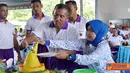 Citizen6, Surabaya: Selesai melaksanakan olah raga bersama, Komandan Pasmar-1 memotong tumpeng didampingi Ny. Tommy Basari Natanegara. (Pengirim: Budi Abdillah)