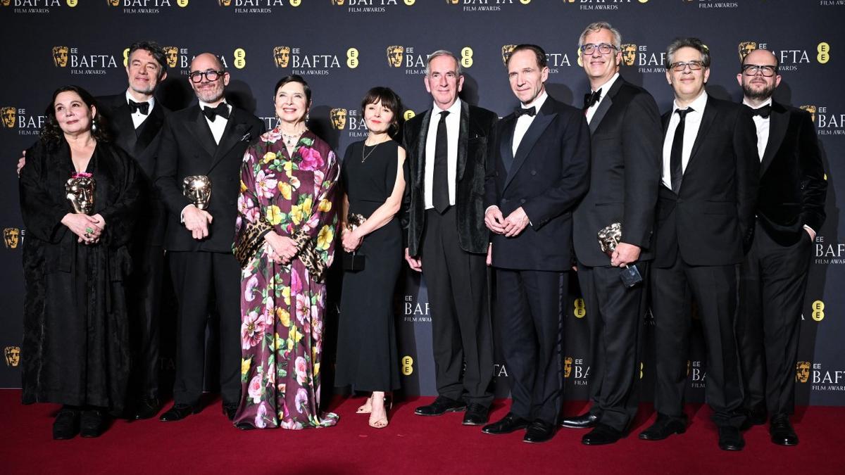 6 Busana Terbaik di Karpet Merah BAFTA 2025, dari Ariana Grande sampai Aktris Senior Demi Moore