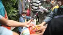 Warga pengungsi Gunung Agung mengerubungi petugas yang membagi jatah makanan di Posko Pengungsi Rendang, Bali, Sabtu (2/12). Keterbatasan bahan makanan membuat warga antusias setiap kali pembagian makanan. (Liputan6.com/Immanuel Antonius)