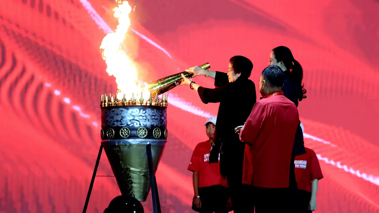 Ketua Umum DPP PDI Perjuangan (PDIP) Megawati Soekarnoputri saat menerima obor api perjuangan 'Nan Tak Kunjung Padam' di Rakernas V PDIP.