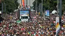 Pemerintah kota memblokir jalan utama yang dipenuhi parade warna-warni dan keramaian orang yang riang gembira, Sao Paulo, Brasil, Minggu (4/5/2014)(AFP Photo/Nelson Almeida).