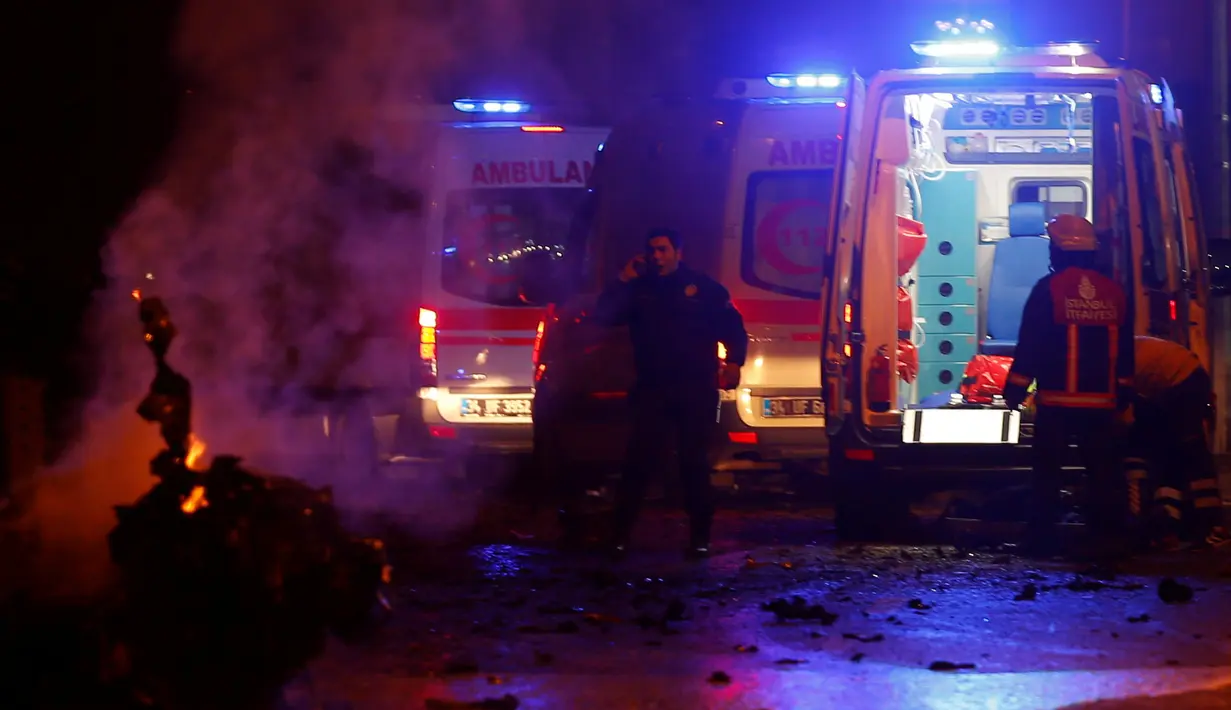 Petugas kepolisian dan ambulan tiba untuk mengevakuasi lokasi ledakan bom yang terjadi di dekat stadion sepak bola di Istanbul, Turki, Sabtu (10/12). Ledakan itu menyebabkan 29 orang tewas, dan melukai 166 orang lainnya. (Reuters/Murad Sezer)