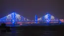 Pertunjukan cahaya biru digelar saat Hari Anak Sedunia di Wuhan, Provinsi Hubei, China tengah (20/11/2020). Sejumlah bangunan dan monumen ikonis di beberapa kota di China memancarkan cahaya biru pada Jumat (20/11) untuk merayakan Hari Anak Sedunia. (Xinhua/Xiao Yijiu)