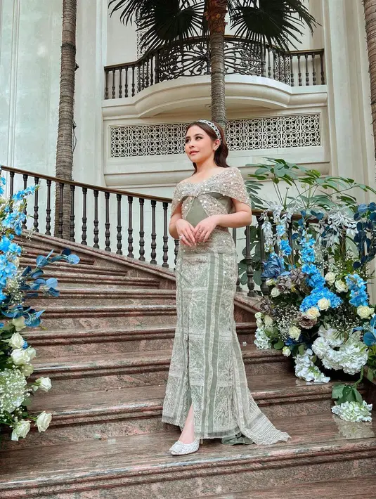 <p>Terlihat manis dengan dress hijau saat menjadi bridesmaid. (sumber: Instagram @prillylatuconsina96)</p>