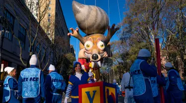 Balon raksasa Tupai Ice Age saat memeriahkan parade Hari Thanksgiving di Manhattan, New York, AS (23/11). Peringatan 'Thanksgiving' merupakan Hari Pengucapan Syukur di akhir musim panen. (AP Photo / Craig Ruttle)