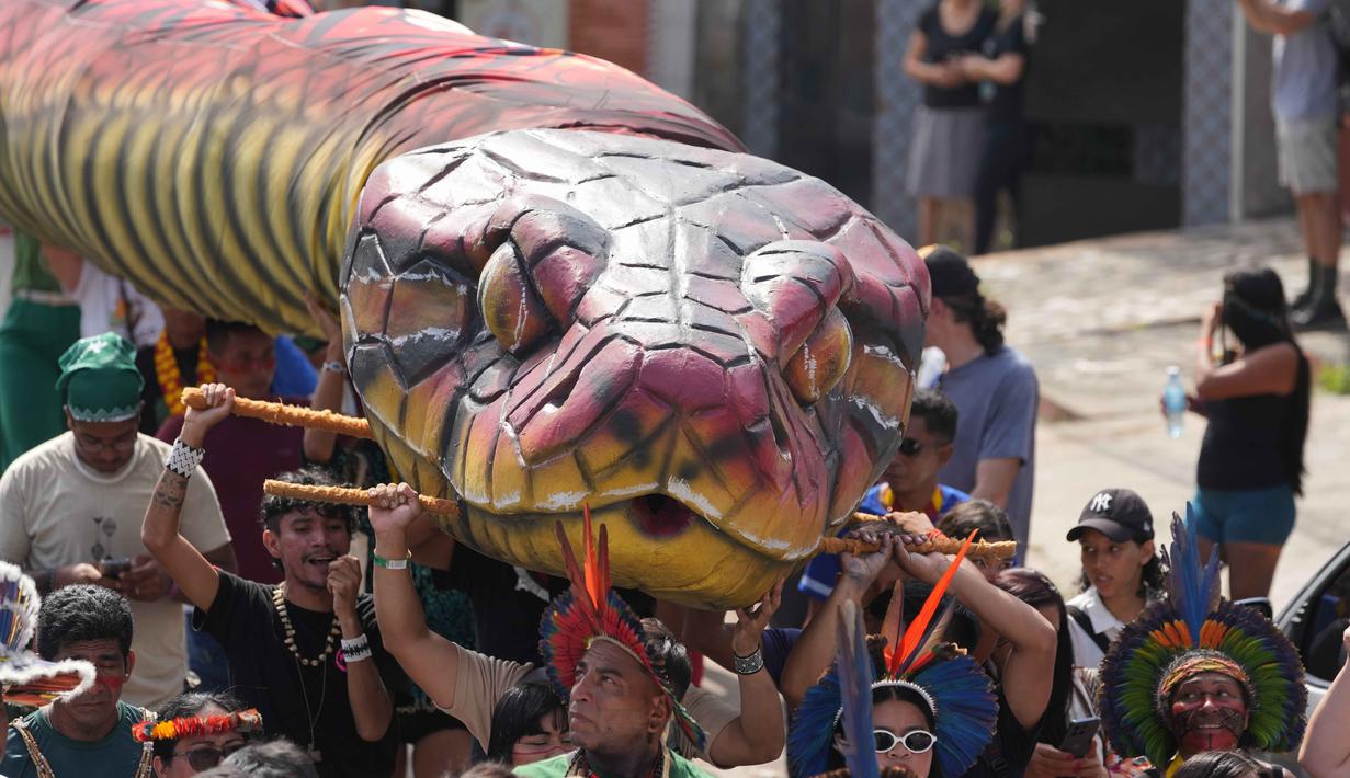 Mereka juga menuntut agar suara mereka dilibatkan dalam perundingan dalam Konferensi Tingkat Tinggi Perubahan Iklim PBB (COP30). Tampak dalam foto, para aktivis berdemonstrasi dalam aksi protes iklim di tengah-tengah perhelatan Konferensi Tingkat Tinggi Perubahan Iklim PBB (COP30), di Belem, Brasil, Senin 17 November 2025. (AP Photo/Andre Penner)