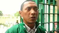 Eks kapten Arema Malang era 2004-2006, I Putu Gede Swisantoso, dipercaya melatih tim U-14 ASIFA untuk turnamen di Eropa. (Bola.com/Iwan Setiawan)