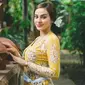 Pesona Nora Alexandra dalam Balutan Kebaya Bali. (Sumber: Instagram/ncdpapl)