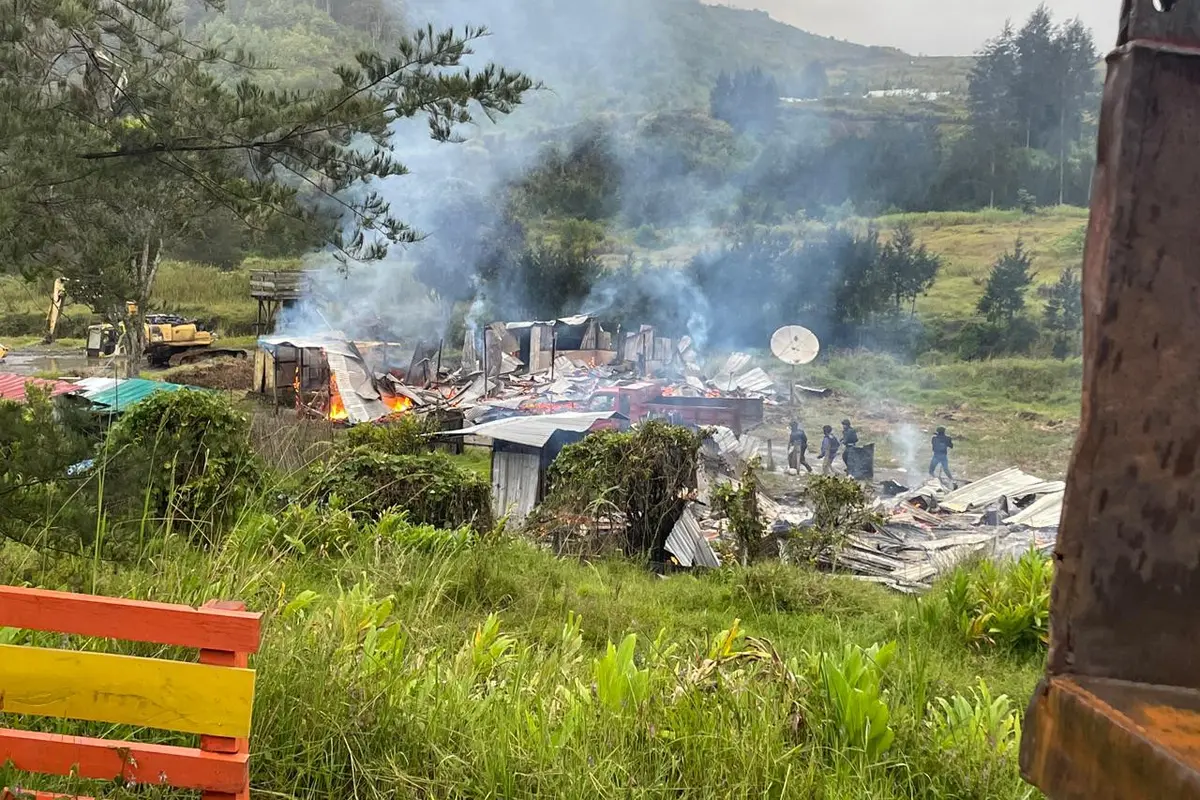 KKB membakar mes karyawan PT MTT dan rumah warga di Distrik Ilaga, Kabupaten Puncak, Papua