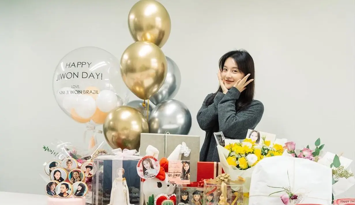 Momen Kim Ji-won saat ulang tahun dipenuhi dengan kado-kado istimewa dari rekan-rekannya. Kim Ji-won merasa bersyukur dengan usianya yang sudah menginjak 29 tahun. Tak lupa, Kim Ji-won berfoto dengan gaya andalannya dengan menopang dagu yang membuat dirinya tampak lucu. (Liputan6.com/IG/@geewonii)