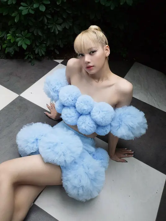 Lisa BLACKPINK tampil dengan Barbie Look mengenakan The Sky Blue Set dari Lirika Matoshi. Outfit ini memiliki detail pompom top yang dipadukan dengan rok tulle. Menampilkan kesan playful dalam nuansa biru pastel. Diperkirakan outfit yang dikenakan Lisa BLACKPINK itu bernilai sekitar Rp27jutaan.