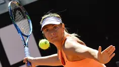 Petenis asal Rusia, Maria Sharapova berusaha mengembalikan bola saat berhadapan dengan petenis asal Amerika Serikat, Christina Mchale pada turnamen tenis Italia Terbuka di Foro Italico, Roma (15/5). Sharapova menang 6-4, 6-2. (AFP Photo/Andreas Solaro)