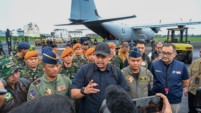 Gubernur Sumatera Utara (Sumut) Bobby Nasution terbang langsung menggunakan pesawat Hercules membawa logistik dan obat-obatan ke wilayah yang terisolir.