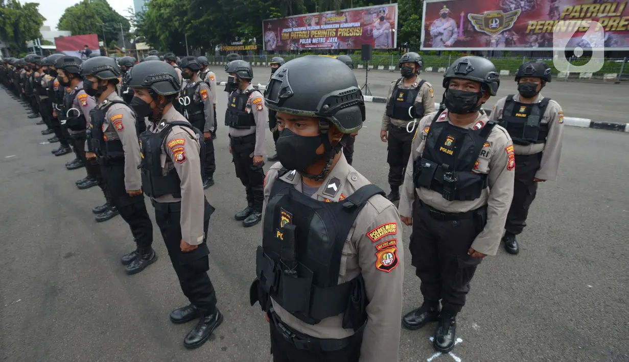 Anggota polisi saat upacara penutupan pelatihan Tim Patroli Perintis Presisi di Polda Metro Jaya, Selasa (30/11/2021). Pelatihan bertujuan untuk meningkatkan kemampuan operasi dan patroli dalam mencegah gangguan keamanan dan ketertiban masyarakat. (merdeka.com/Imam Buhori)