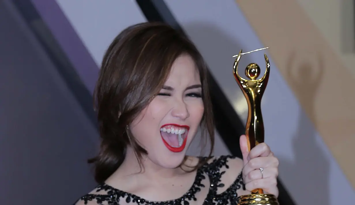 Ayu menjadi pemenang untuk kategori Penyanyi Dangdut Wanita Terpopuler. Pedangdut yang ngetop lewat lagu Alamat Palsu itu mengaku tidak menyangka bisa meraih. (Deki Prayoga/Bintang.com)