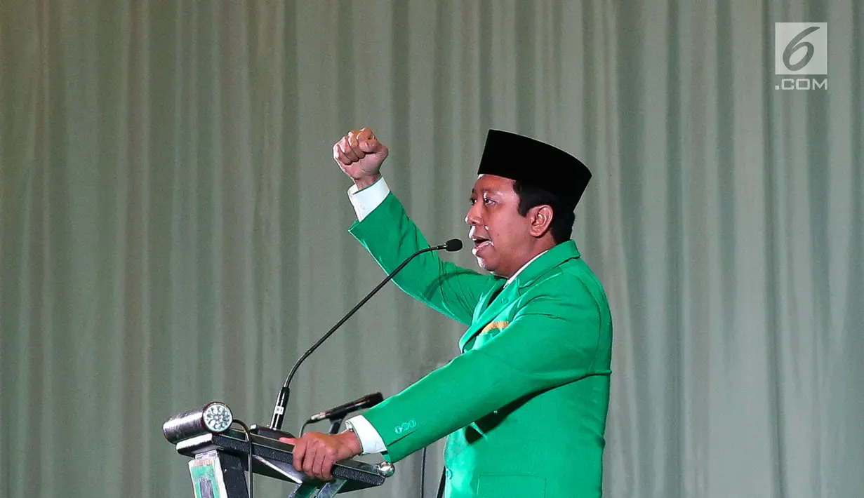 Ketua Umum PPP M Romahurmuziy memberikan pidato saat menghadiri Mukernas II & Bimtek Anggota DPRD PPP di Jakarta, Rabu (19/7). Mukernas II PPP membahas persiapan Pilpres 2019 dan sejumlah permasalahan bangsa. (Liputan6.com/Faizal Fanani)