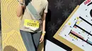 Ussy Sulistiawaty pun memamerkan medalinya. Ia tampil dengan kaos hijau dipadukan celana ketat panjang hitam. Ia mengenakan sepatu lari putih dan kaos kaki serasi dengan topinya. [@ussypratama]
