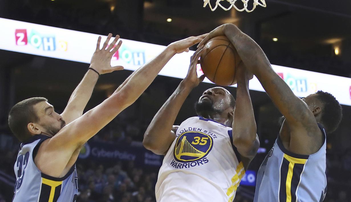Pemain Golden State Warriors, Kevin Durant (tengah) berebut bola dengan para pemain Memphis Grizzlies pada laga NBA basketball games di ORACLE Arena, Oakland (20/12/2017). Warriors menang 97-84. (AP/Ben Margot)