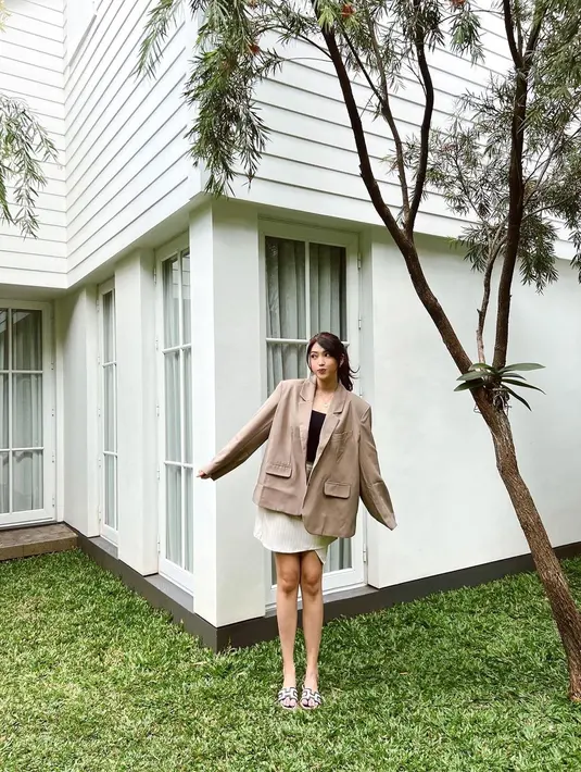 Cantiknya Dewi Paramita yang sering dipanggil Mici ini mengenakan atasan tank top hitam dengan rok bernuansa cokelat muda, ditumpuknya dengan oversized blazer cokelat yang senada. [Foto: Instagram/parramitha]