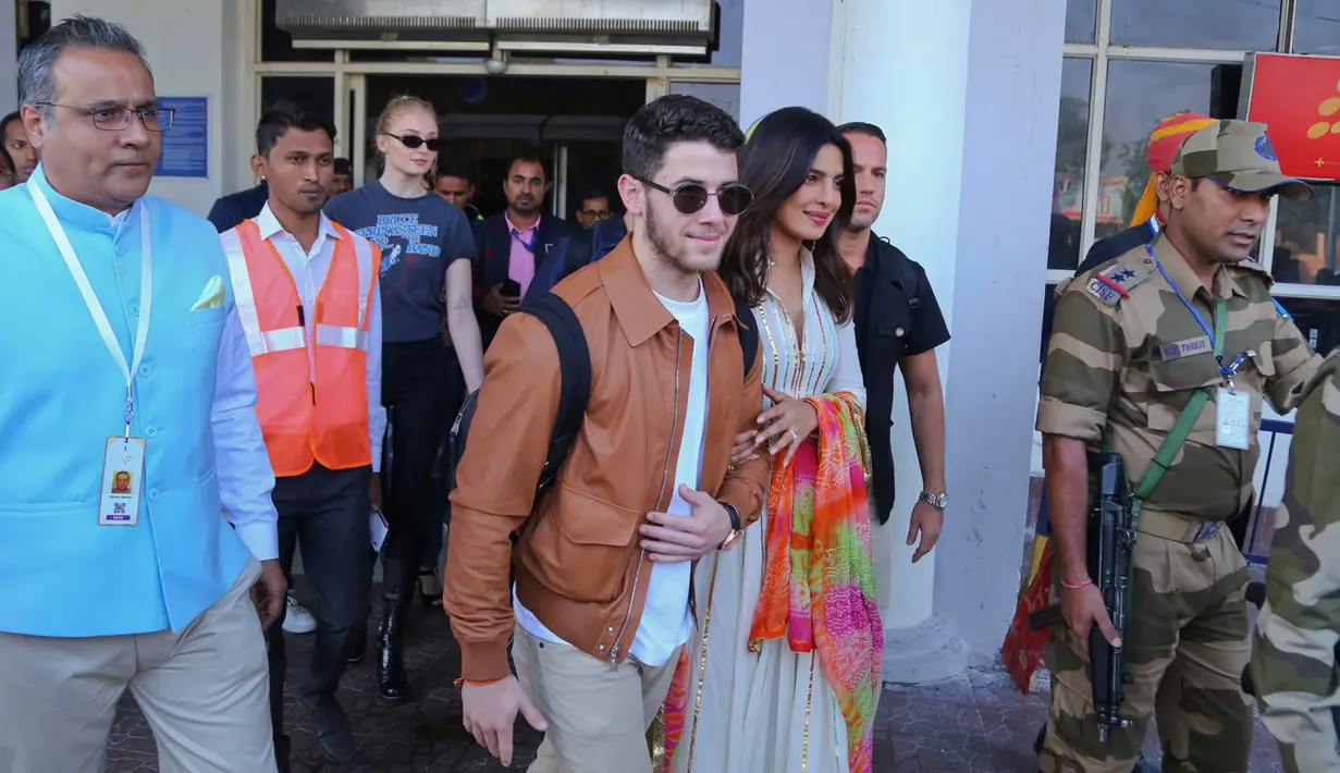 Aktris India Priyanka Chopra (kanan) dan musisi AS Nick Jonas (kiri) tiba di Jodhpur, Rajasthan, India, Kamis (29/11). Pernikahan Chopra dan Nick akan berlangsung di Istana Umaid Bhawan Taj Palace, Jodhpur. (AP Photo/Sunil Verma)