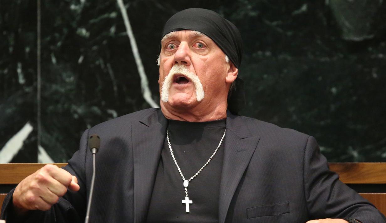 Bintang gulat Terry Bollea alias Hulk Hogan saat mengikuti persidangan dengan Gawker media di St. Petersburg , Florida, (8/11). Video selama satu menit 41 detik itu diunggah oleh laman berita daring Gawker. (REUTERS/John Pendygraft)