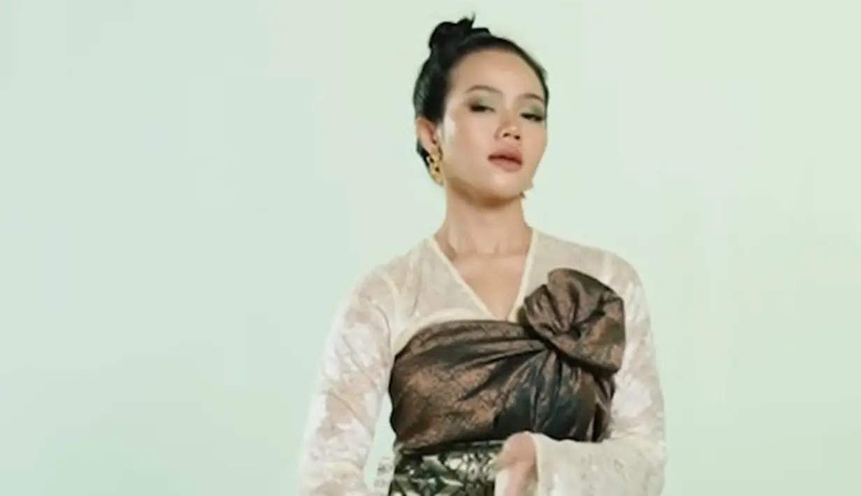 <p>Yura Yunita memadukan kebaya putih dengan kain tenun Biboki, tenun Bali, dan tenun Troso yang membalut tubuhnya. @william.gautama</p>
