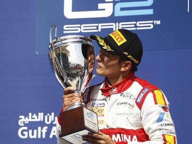 1.	Rio Haryanto mencium trofi kemenangannya di Race 2 (Sprint Race) balap GP2 seri Bahrain di Sirkuit Internasional Sakhir, Bahrain. Minggu (19/4). (photo by gp2series)