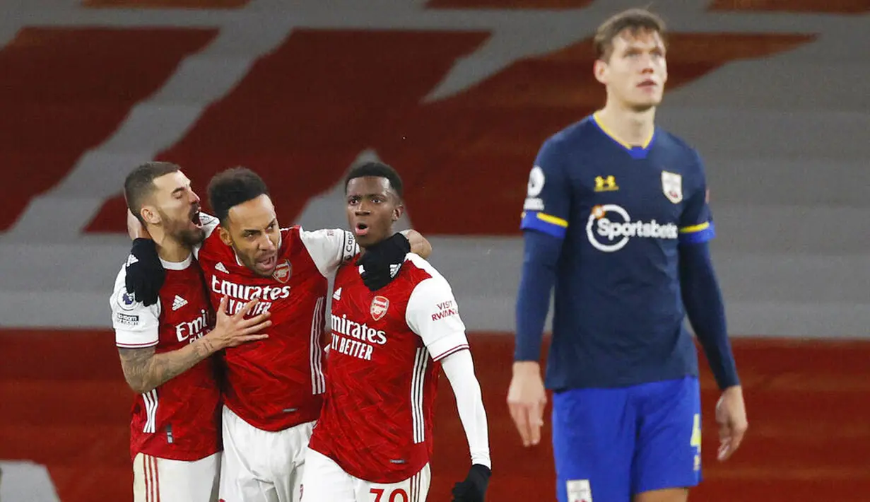 Para pemain Arsenal merayakan gol yang dicetak oleh Pierre-Emerick Aubameyang ke gawang Southampton pada laga Liga Inggris di Stadion Emirates, Kamis (17/12/2020). Kedua tim bermain imbang 1-1. (Adrian Dennis/Pool via AP)