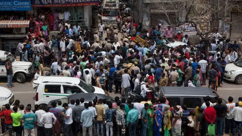 Kerumunan orang memadati sebuah kawasan pemukiman di New Delhi, India, tempat ditemukannya 11 orang korban tewas yang diduga akibat praktik ritual mistis (AP/Rishabh R. Jain)