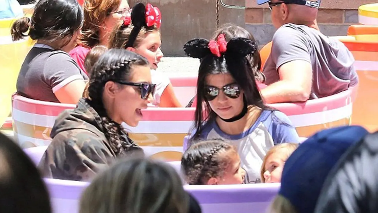 Kim Kardashian mengajak anaknya North ke Disneyland untuk merayakan ulang tahun
