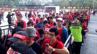 Antrean suporter Indonesia saat hendak menyaksikan pertandingan Timnas Indonesia U-19 kontra Qatar di Piala AFC, di Stadion Utama Gelora Bung Karno, Minggu (21/10/2018). (Bola.com/Benediktus Gerendo Pradigdo)