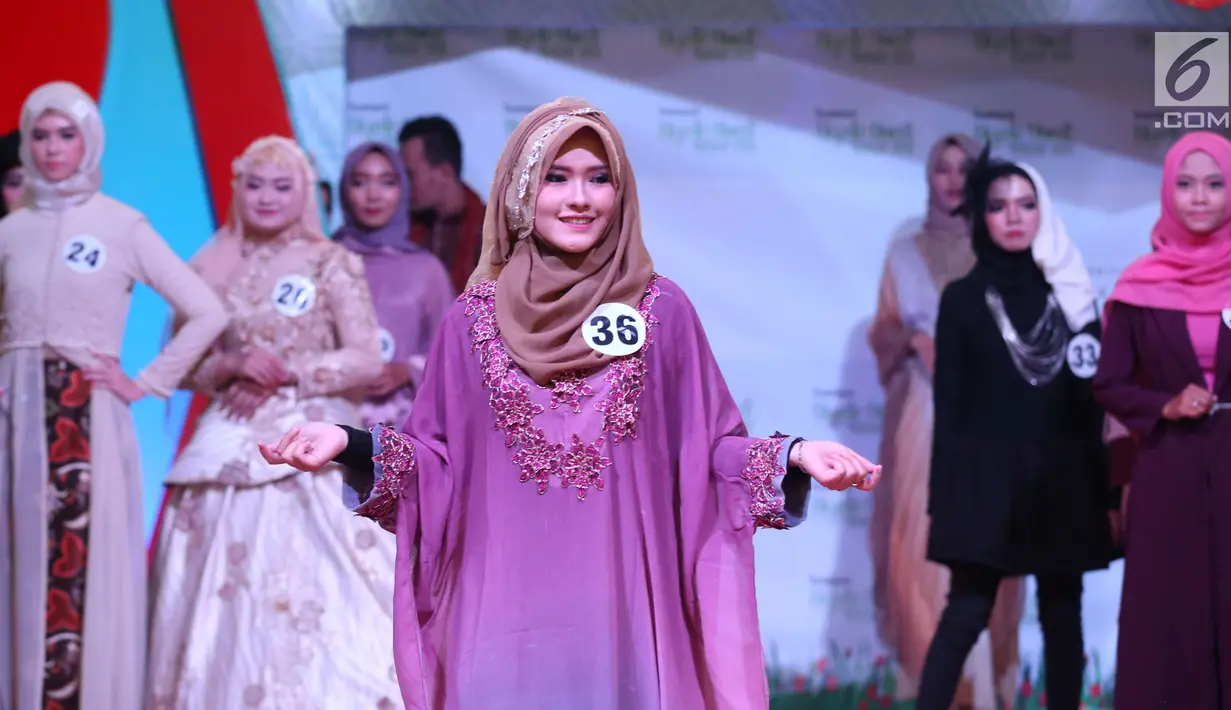 Peserta memeragakan busana pada acara Hijab Hunt 2018 di Jakarta, Minggu (6/5). Kegiatan ini digagas oleh Baitul Muslimin Indonesia (Bamusi). (Liputan6.com/Angga Yuniar)