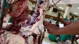 Panitia memotong-motong daging hewan kurban di Masjid Sunda Kelapa, Jakarta, Senin (12/9). Pengurus masjid memutuskan daging hewan kurban akan dibagikan melalui yayasan, musala atau masjid terdekat. (Liputan6.com/Helmi Afandi)