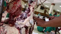 Panitia memotong-motong daging hewan kurban di Masjid Sunda Kelapa, Jakarta, Senin (12/9). Pengurus masjid memutuskan daging hewan kurban akan dibagikan melalui yayasan, musala atau masjid terdekat. (Liputan6.com/Helmi Afandi)